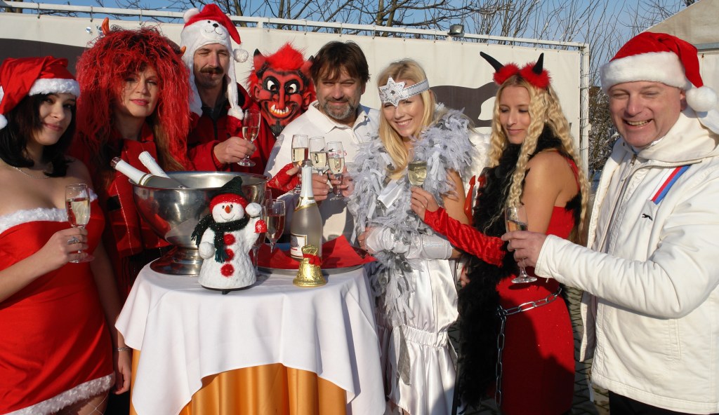 Mikulas_Greyhound_race_2010_chrti_dostihy_Ceske_greyhound_dostihove_federace_DSC03652-v.JPG