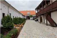 Greyhound_Chateaux_large_courtyard_CGDF_IMG_7574.JPG