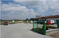 Chrt_dostihy_CGDF_Praskacka_2004_parkoviste.jpg Chrt_dostihy_CGDF_Praskacka_2004_parkoviste.jpg