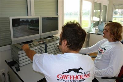 Chrti_dostihy_Czech_Greyhound_Racing_Federation_elektronicky_rozhodci_jury_005.jpg